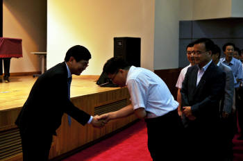 허증수 에너지관리공단 이사장(맨왼쪽)이 취임식 후 직원들과 악수를 나누고 있다.