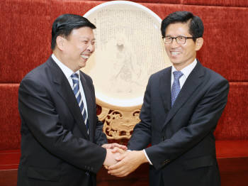 김문수 경기도지사(오른쪽)가 장따밍 중국 산둥성장(왼쪽)과 악수를 나누고 있다. 