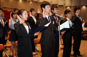 한국동서발전은 29일 서울 삼성동 본사에서 입사식을 거행하고 마이스터고 출신 6명, 실무형 인턴십 수료자 30명을 정규직으로 채용했다. 입사식에 참석한 신입사원들이 선서를 하고 있다.