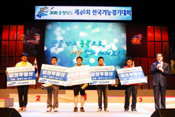 송지오 삼성전자 생산기술연구소 고문(맨 오른쪽)이 삼성후원상 수상자들에게 상장을 수여한 뒤 축하 말씀을 하고 있다. 