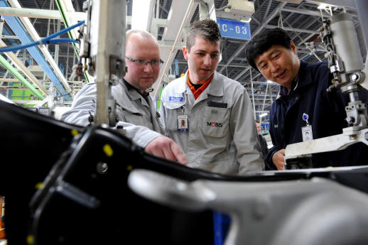 현대모비스가 경영아카데미를 출범시키며 글로벌 인재 육성에 박차를 가하고 있다. 사진은 아산모듈공장에서 외국인 사원들이 현장 직무교육을 받고 있는 모습. 