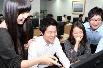 대우정보시스템 본사에서 진행되고 있는 한국소프트웨어기술진흥협회 SW 분야 청년 취업아카데미에 참여한 수강생들이 팀 프로젝트를 수행하고 있다. 