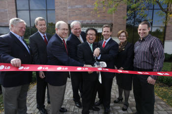 LG전자는 28일(현지시각) 시카고에서 북미 최초 생활가전 R&D센터 `HA(Home Appliance) R&D 센터` 개소식을 열었다. 북미지역대표 겸 미국법인장 박석원 부사장(오른쪽 네번째), 로버트 돌드 미 국회의원(오른쪽 세번째)), 데니스 시엔코 일리노이 상무성 디렉터(왼쪽 네번째) 등 임직원과 관계자들이 리본 커팅식을 하고 있다.     