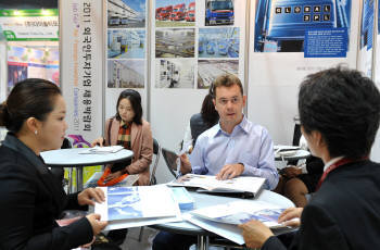 취업상담중인 외투기업 담당자와 구직자.   