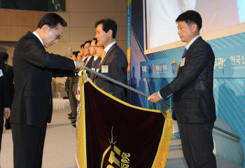 한국광기술원은 광산업 육성 공로를 인정받아 2011 지역발전 주간행사에서 이명박 대통령으로부터 표창을 수여받았다. 
 