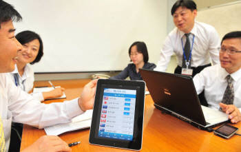 외환은행 e비즈니스사업부 직원들이 앱 개선방안 회의를 진행하고 있다. 박지호기자 jihopress@etnews.com 