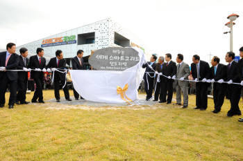 허엽 한국전력 건설본부장,  이상호 남부발전사장, 우근민  제주특별자치도지사(왼쪽 세번째부터)가 가파도 탄소없는 섬 협약식의 본 행사인 제주 스마트그리드 데이의 제막식을 하고 있다.