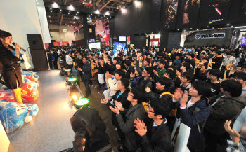 게임 마니아들의 최고 축제 `지스타 2011`이 10일 부산 벡스코에서 화려하게 개막했다. 이벤트 무대에서 관람객들이 축제를 즐기고 있다. 부산=박지호기자 jihopress@etnews.com  