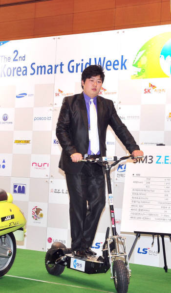 코디에스 직원이 `퀵보드`를 운전하고 있다.