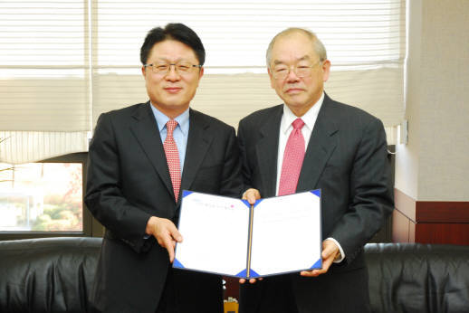 서남표 KAIST총장(오른쪽)이 안승권 LG전자 사장과 양해각서를 교환한뒤 포즈를 취했다.