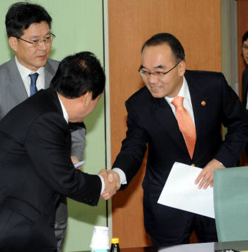 박재완 기획재정부 장관이17일 정부과천청사에서 열린 물가관계장관회의를 주재, 모두발언을 하고 있다.