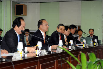 박재완 기획재정부 장관이17일 정부과천청사에서 열린 물가관계장관회의를 주재, 모두발언을 하고 있다.