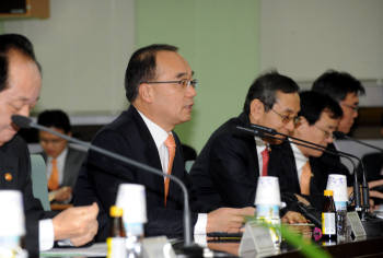 박재완 기획재정부 장관이17일 정부과천청사에서 열린 물가관계장관회의를 주재, 모두발언을 하고 있다.