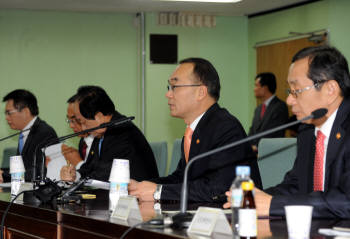 박재완 기획재정부 장관이17일 정부과천청사에서 열린 물가관계장관회의를 주재, 모두발언을 하고 있다.