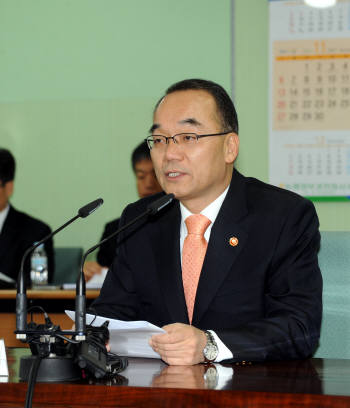 박재완 기획재정부 장관이17일 정부과천청사에서 열린 물가관계장관회의를 주재, 모두발언을 하고 있다.