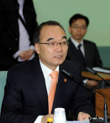 박재완 기획재정부 장관이17일 정부과천청사에서 열린 물가관계장관회의를 주재, 모두발언을 하고 있다.