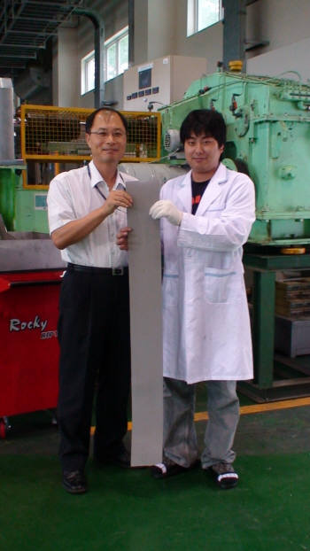 박노광 박사(왼쪽)가 제조에 성공한 1mm 이하 타이타늄 판재를 보여주고 있다.