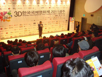 권혁조 3D한국국제영화제 조직위원장이 17일 개막식에서 인사말을 하고 있다.