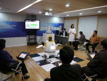 17일 강남구 치매지원센터에서서 진행된 노인케어로봇 시연회에서 참가자들이 실벗과 함께 문제를 풀고 있다.