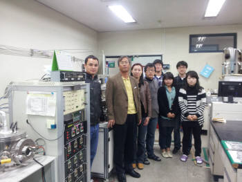 차세대 태양전지 성능을 크게 높일 수 있는  나노클러스증착법을 개발한 충남대 윤순길 교수 연구팀.