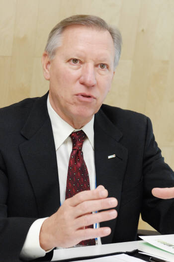 [포리너] 리차드 클레인 국제자동차공학회(SAE) 회장