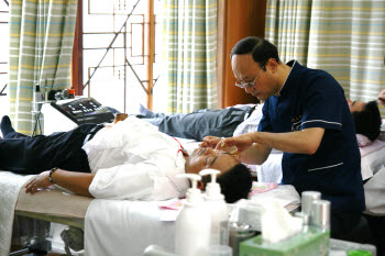 한방의료체험 관광객이 체험프로그램에 참여하는 모습