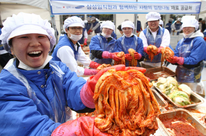 삼성그룹 6개 금융관련 관계사 임직원 200여명이 저소득층과 아동센터에 보낼 김치를 담고 있다.