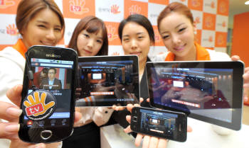 스마트기기 전용 방송채널 `손바닥tv 론칭 기념` 행사가 29일 서울 상암동 누리꿈 스퀘어에서 열렸다. 도우미들이 스마트기기로 시험 방송을 보여주고 있다. 
 김동욱기자 gphoto@etnews.com
 