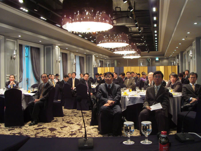 29일 서울 여의도 렉싱턴호텔에서 열린 자원순환단체 조찬간담회에서 참가자들이 발표를 듣고 있다.