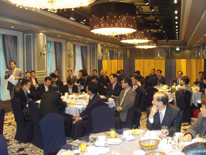 29일 서울 여의도 렉싱턴호텔에서 열린 자원순환단체 조찬간담회에서 참가자들이 발표를 듣고 있다.