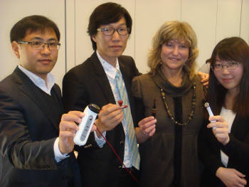 레이원이 선보인 눈주름 관리기 등 IT코스메틱 제품들이 유럽여성들 사이에서 관심을 모았다.