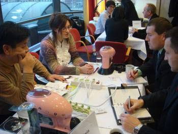 유민전기가 선보인 애완견 자동사료 급식기 `오토매틱 팻 피더`를 놓고 스페인 바이어가 독점계약권을 요청하고 있다.  