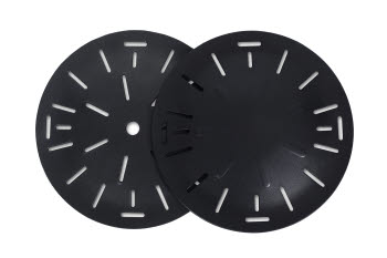 위스코하이텍이 위스코공법을 적용해 출시한 마그네슘 구이판. 왼쪽이 업소용이며 오른쪽이 소비자용이다.