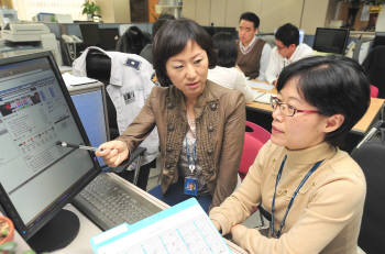 최근 10 · 26 보궐선거 당시 선거관리위원회 홈페이지가 DDoS 공격을 받는 사고가 일어나 세상이 떠들썩하다. 경찰청 사이버테러대응센터 관계자가 이상 징후가 없는지 모니터링하고 있다. 