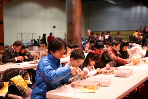 한국산업기술진흥원과 한국산업기술미디어문화재단이 기술 동아리를 활성화시켜 과학인재를 양성하기 위해 마련한 `제5회 테크마니아 페스티벌`이 10일 삼성동 코엑스에서 열렸다. 이날 행사에는 초등생부터 일반인까지 약 1000여명 선수와 지도교사, 학부모 등 3000여명이 참가해 로봇대회 · 모형차 경주 등을 펼쳤다. 학부모들이 자녀와 함께 다빈치 장갑차 모형을 만들고 있다. 