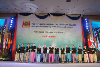 8~9일 미얀마 네피도에서 열린 `제6차 ASEAN+코리아 통신장관회의`에서 신용섭 방송통신위원회 상임위원(왼쪽 다섯번째)을 비롯한 참석자들이 기념촬영을 하고 있다.