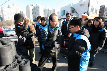 한국인터넷진흥원(KISA)은 13일 관악구 신림동에서 `사랑의 연탄 나눔` 봉사활동을 펼쳤다. 서종렬 원장(가운데)이 임직원들과 함께 연탄을 나르고 있다.