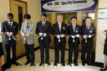 정경원 정보통신산업원장(오른쪽 3 번째)를 비롯 양 국 관계자가  인도 방갈로르에서 `인도 SW개발지원센터` 개소식에 참석, 테이프을 커팅하는 모습