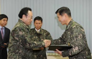 사공일 한국무역협회장은 20일 해군 제2함대 사령부를 방문해 국가안보를 위해 불철주야 노력하는 군인들을 격려하고, 위문금 및 기념품을 전달했다. 사공일 무역협회장(왼쪽)과 이기식 해군 2함대 사령관이 위문금 전달 후 악수하고 있다.
 