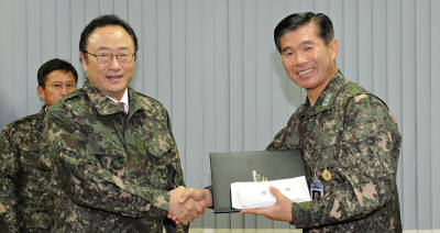 사공일 무역협회장(왼쪽)이 이기식 해군 2함대 사령관과 악수를 나누고 있다. 
 