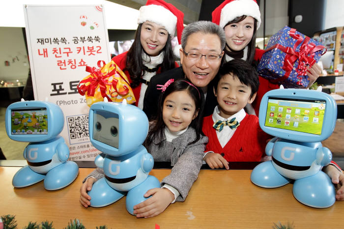 KT가 영유아부터 초등학생까지 다양한 교육 콘텐츠와 멀티미디어 기능을 즐길 수 있는 교육용 로봇 `키봇2` 를 크리스마스 시즌에 맞춰 출시했다. 서유열 KT 홈고객부문 사장(가운데)과 모델들이 키봇2를 선보이고 있다
