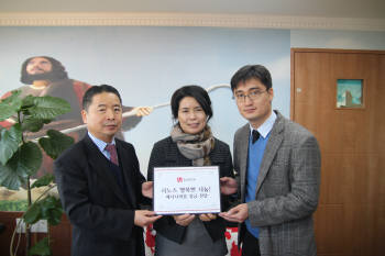 리노스가 연말을 맞아 베다니마을에 기부금을 전달했다.