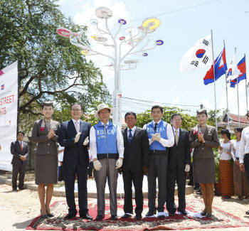 아시아나항공은 KOICA와 함께 캄보디아 태양광 설치 사업을 추진하는 등 간접적인 이산화탄소절감활동에도 앞장서고 있다.  