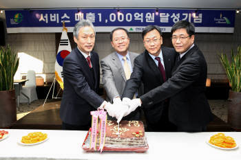 현대엘리베이터 한상호 대표(좌측 두 번째)가 `서비스 매출 1000억 원 달성 기념식`에서 축하용 기념 떡을 자르고 있다.