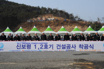 정부의 초초임계압 화력발전 상용화 기술개발 실증사업으로 추진하는 신보령 1,2호기 착공식 모습.
 