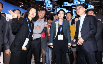 이서현 제일모직 부사장이 CES2012 전시장 방문