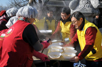 한국과학기술연구원(KIST) 문길주 원장(오른쪽 첫번째)과 신입직원 40여명으로 구성된 봉사단은 14일 강릉분원이 소재한 강릉시에서 `사랑의 떡국나누기` 봉사활동을 실시했다. 강릉시 자원봉사센터와 록유사 봉사단의 협조로 남대천 둔치 버드나무 쉼터를 이용하시는 어르신 250여명에게 따뜻한 떡국을 배식했다.
 