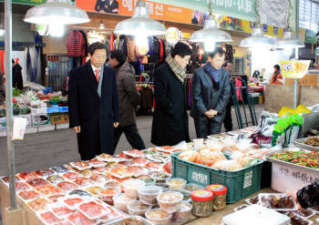 한국지역난방공사는 설날맞이 전통시장 활성화를 위해 17일 조치원 시장을 방문, 약 600만원 상당의 물품을 구매했다. 한건택 지역난방공사 부사장(맨 왼쪽)과 정만기 지식경제부 기획조정실장(가운데)이 장을 보고 있다.