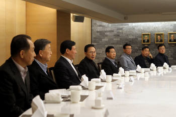 이명박 대통령은 19일 저녁 주요 대기업 총수들과 만찬을 겸한 간담회를 갖고 경제,산업계 현안에 대한 의견을 들었다.