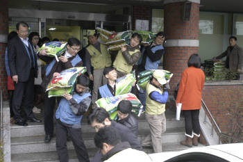 포스코ICT(대표 허남석)는 경기도 성남시 장애인 가구에 사랑의 쌀을 기증했다. 임직원과 가족, 다문화 가정 100여명은 2500㎏kg 쌀을 125가구에 전달했다.